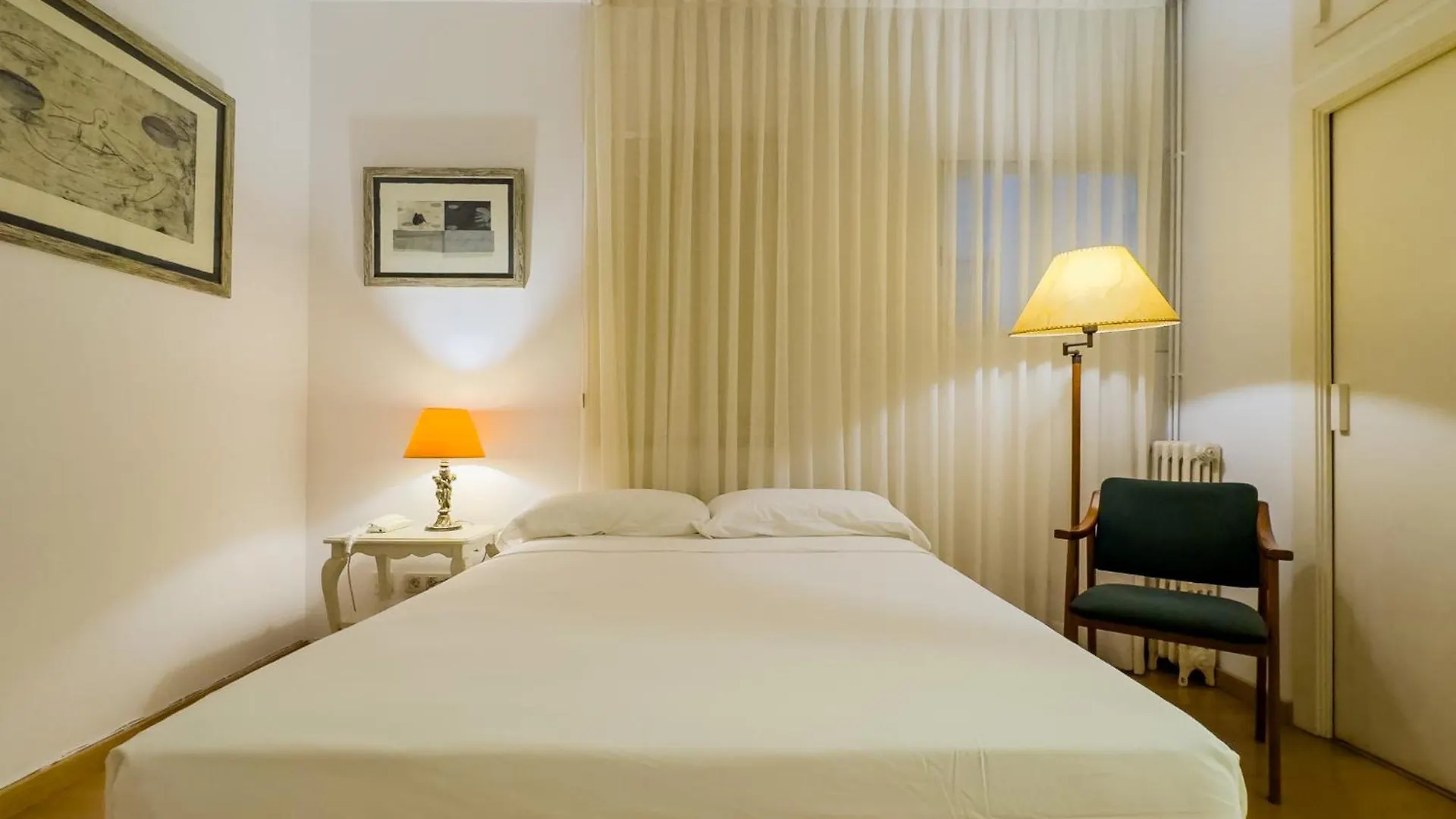 Enrique Granados Apartment Barcelona Spain